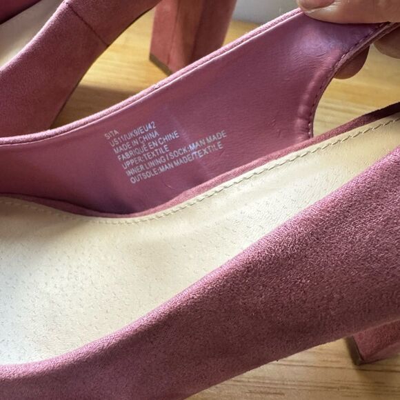 Just Fabulous Velvet Pink Women's Shoes Size 11
With Bow Design in the back - Picture 5 of 5